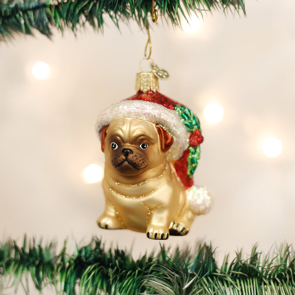 Adorno de pug con gorro de acebo