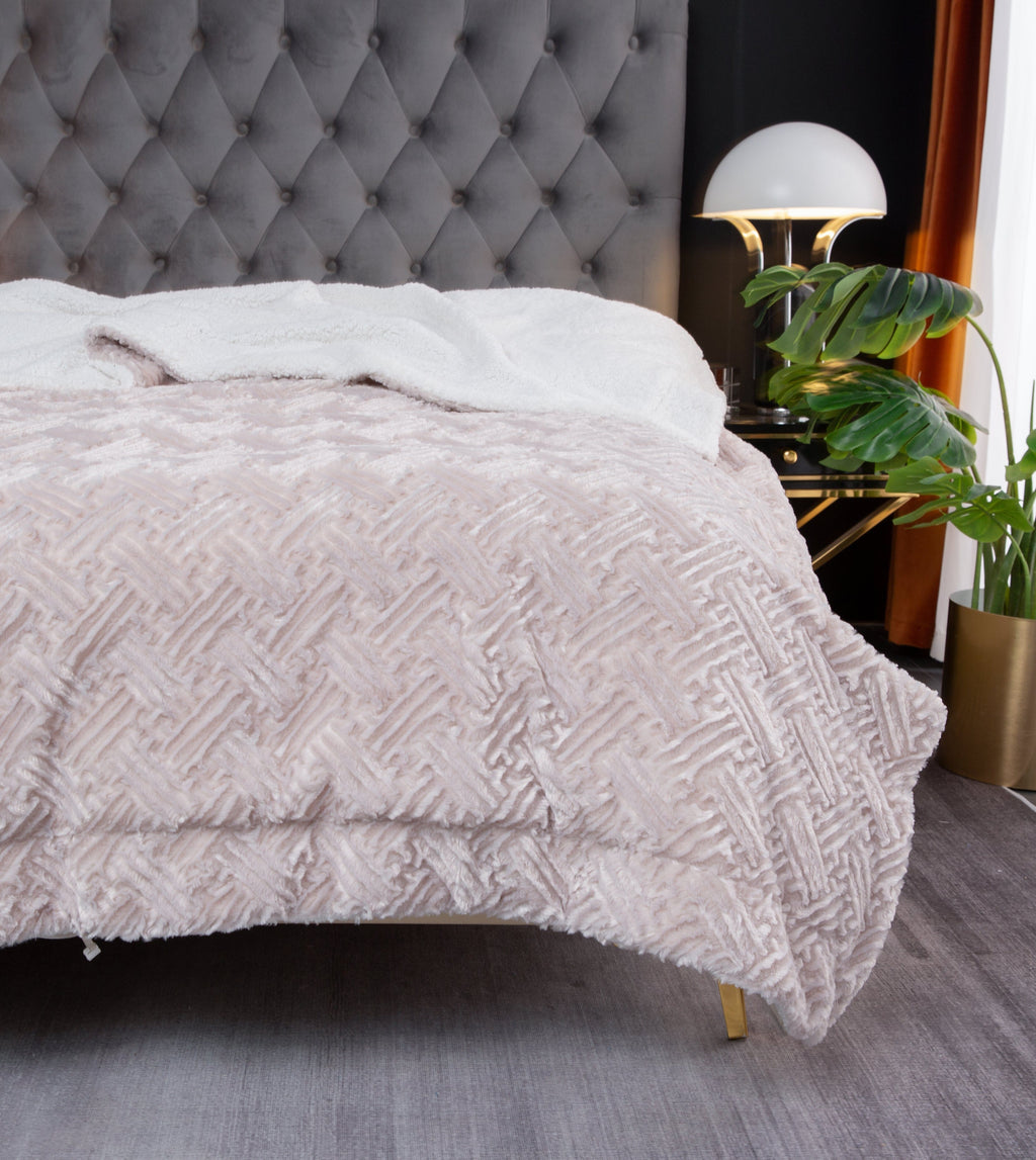 Manta DaDalogy Bedding de piel sintética gris lavanda - Parte trasera de sherpa gofrado geométrico de ensueño - Súper suave, cálida, acogedora, afelpada y mullida