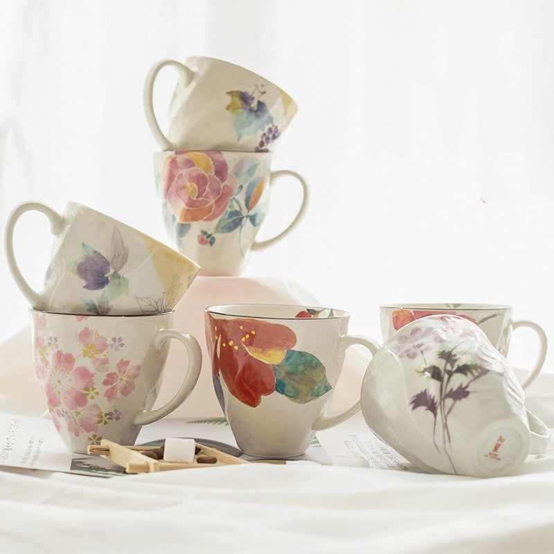 Taza Azul con Flores de Acuarela Charla Floral de Diciembre