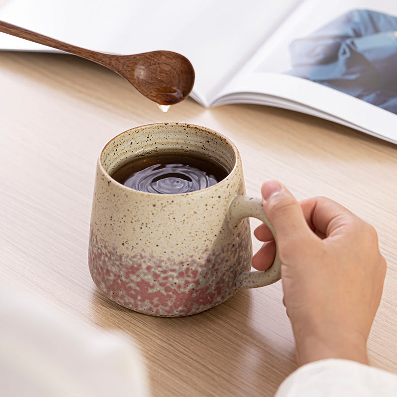 Taza de café de cerámica transformada con horno retro
