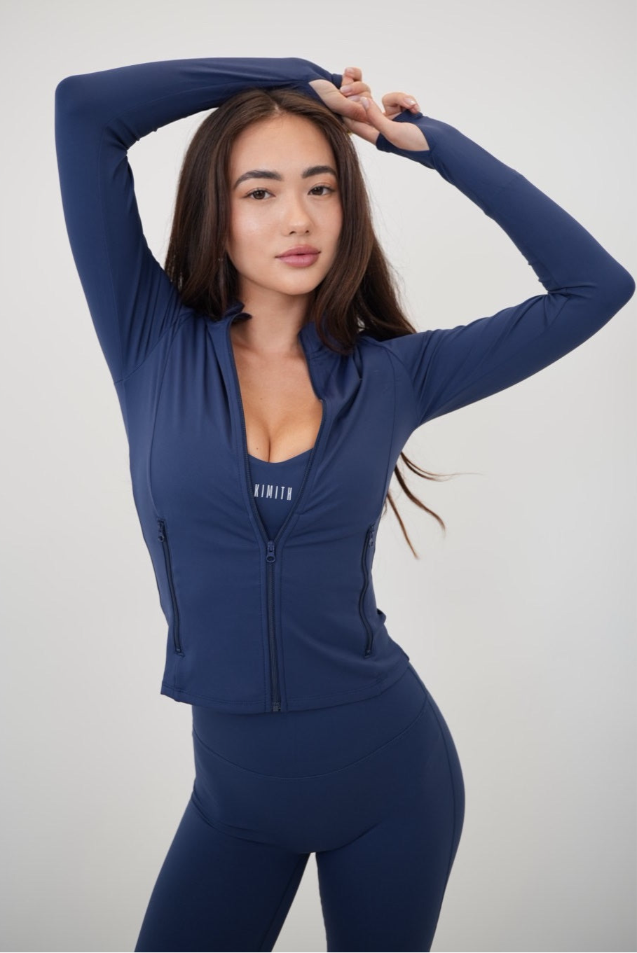 Vivo en una chaqueta azul marino de lujo con ajuste perfecto.