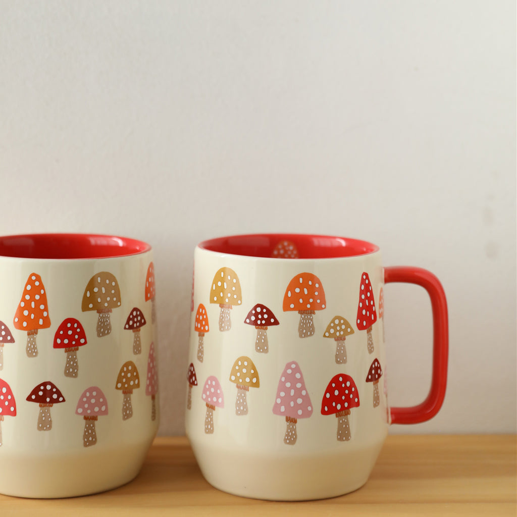 Taza de cerámica grande con forma de hongo