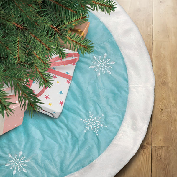 Falda para árbol de 48" azul pastel con copos de nieve bordados y ribete de piel sintética