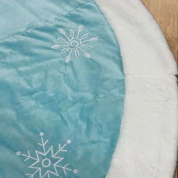 Falda para árbol de 48" azul pastel con copos de nieve bordados y ribete de piel sintética
