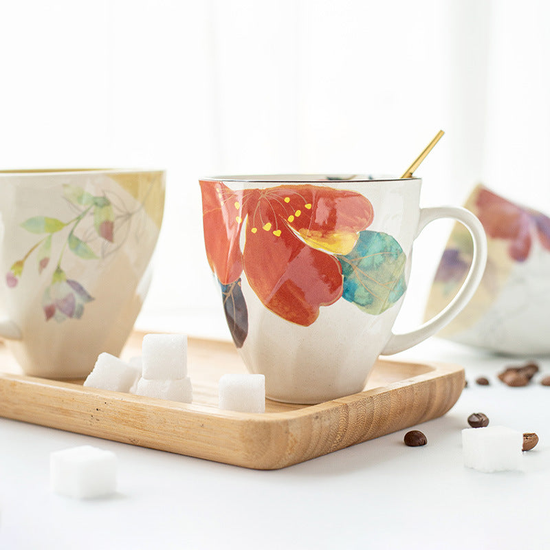 Taza Azul con Flores de Acuarela Charla Floral de Diciembre