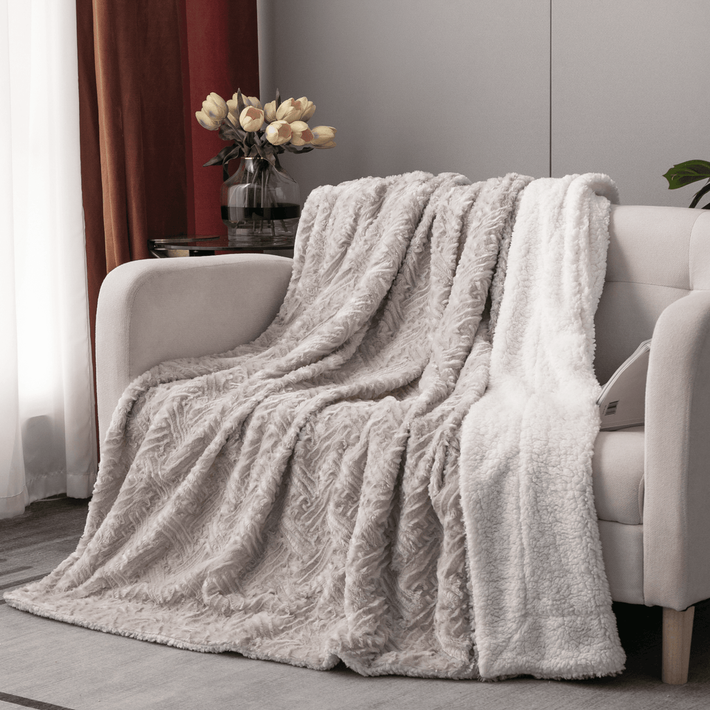 Manta DaDalogy Bedding de piel sintética gris lavanda - Parte trasera de sherpa gofrado geométrico de ensueño - Súper suave, cálida, acogedora, afelpada y mullida