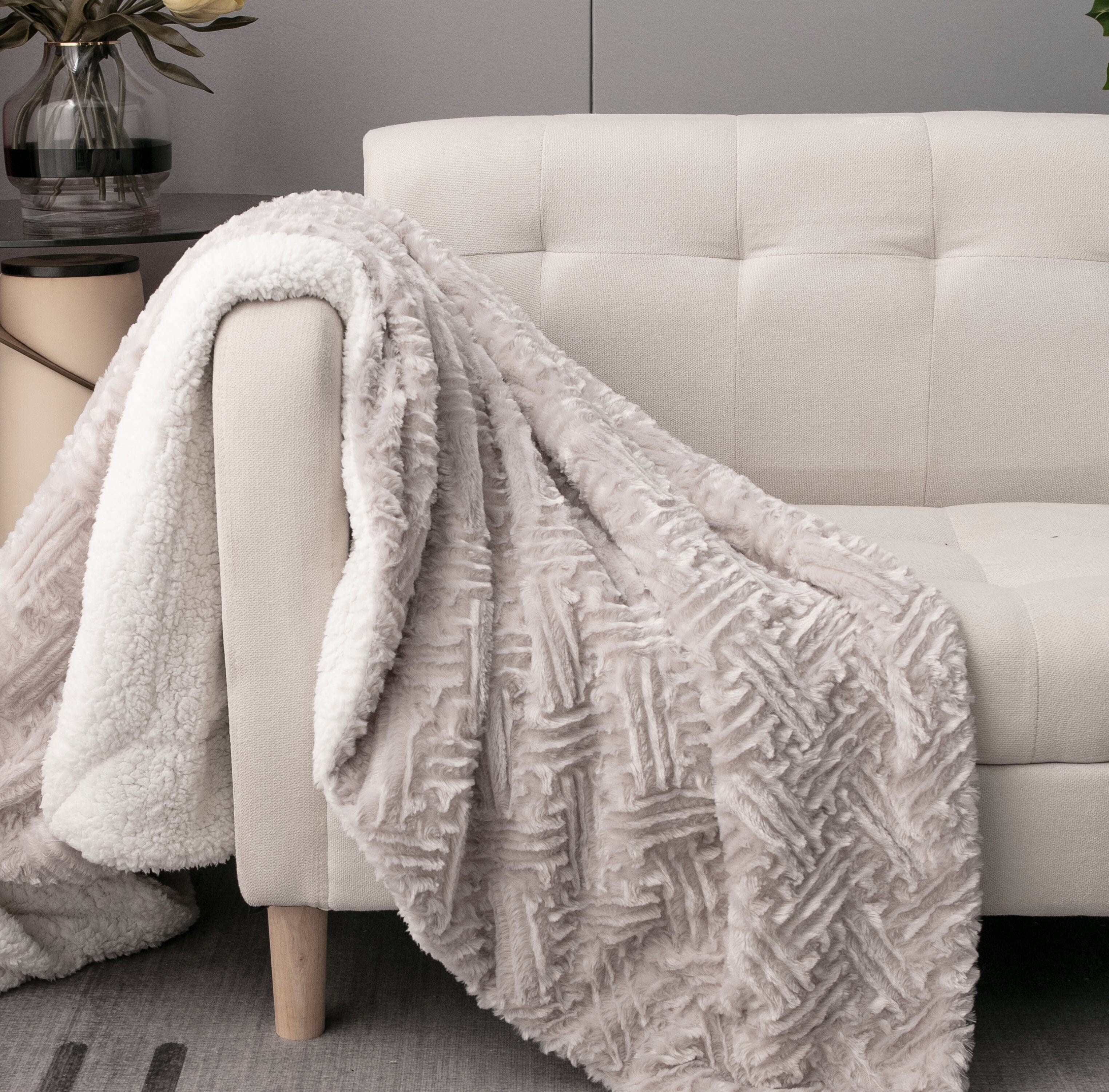 DaDalogy Bedding ラベンダーグレー フェイクファー スローブランケット - ドリーミーな幾何学模様のエンボス加工シェルパ裏地 - 非常に柔らかく暖かい心地よいふわふわのプラッシュ