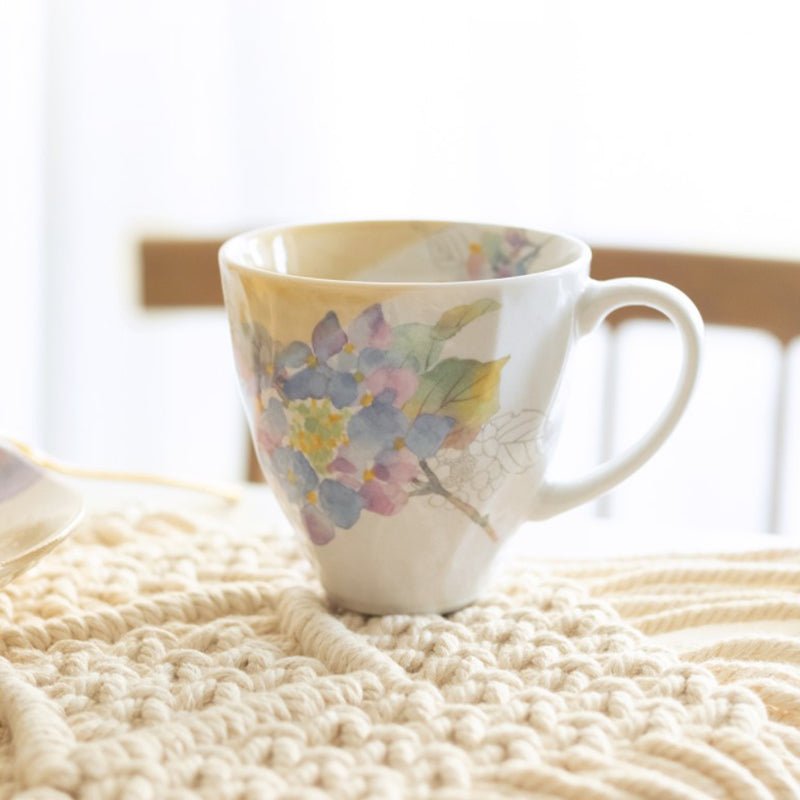 Taza Azul con Flores de Acuarela Charla Floral de Diciembre