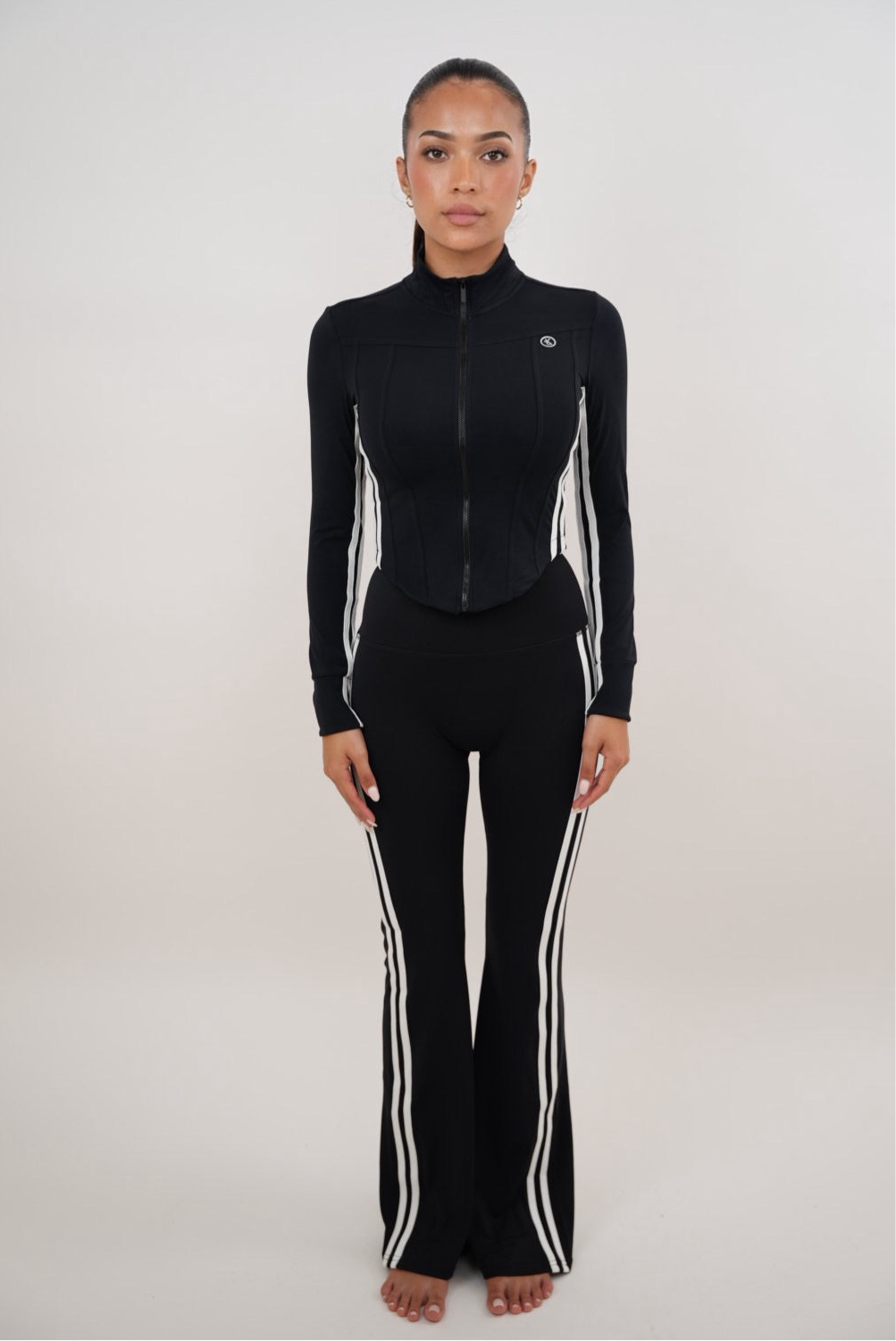 Soy un pantalón acampanado negro motivado