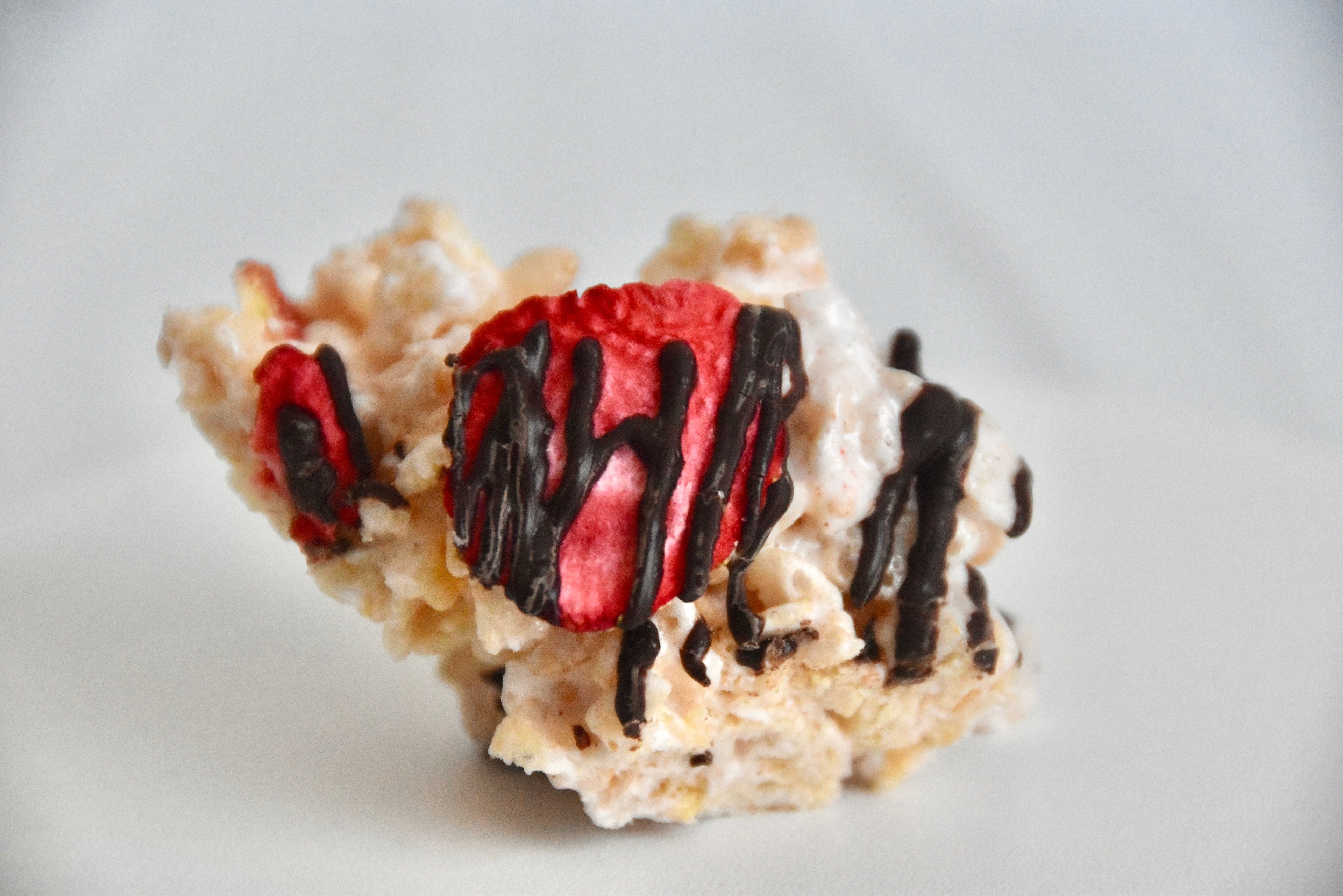 Mezcla crujiente de fresa cubierta de chocolate en racimos