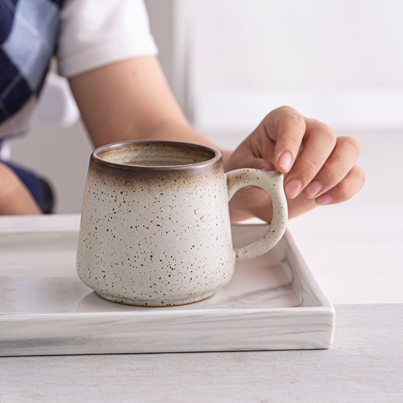 Taza de café de cerámica transformada con horno retro