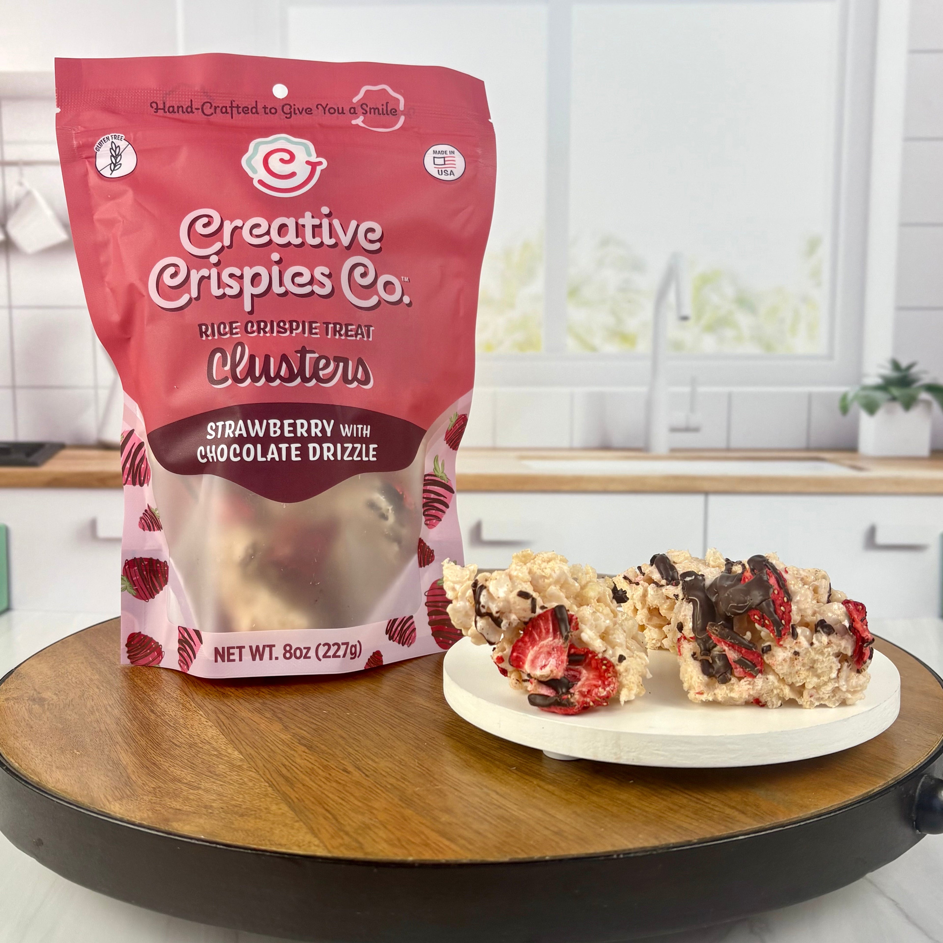 Mezcla crujiente de fresa cubierta de chocolate en racimos