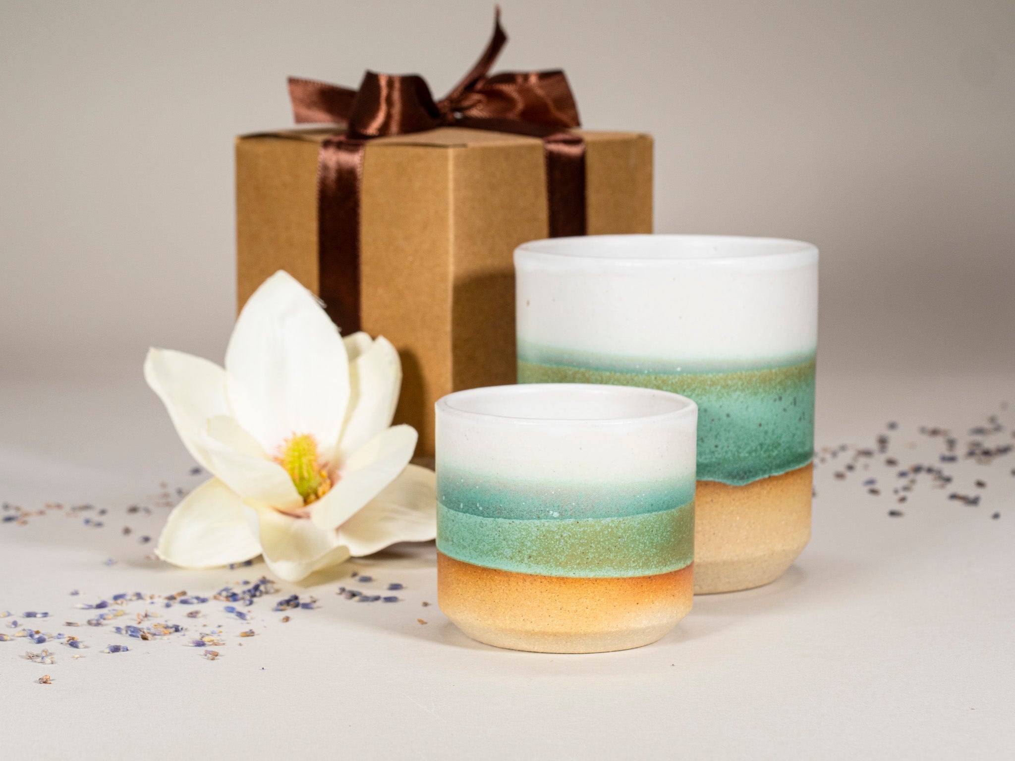 Gift Set: 14 oz cup and 5.5 oz cup in Green/White Stoneware is a stoneware cup gift set selected for drinkware shoppers, coffee bars, kitchen tableware, gift sets, and cozy beverage routines. Material details include 𝗦 & 𝗗𝗘𝗦𝗜𝗚𝗡 : Stoneware Clay: includes lighter and darker tones in the clay. Product details help shoppers compare the item type, style, size, and intended use before purchase.