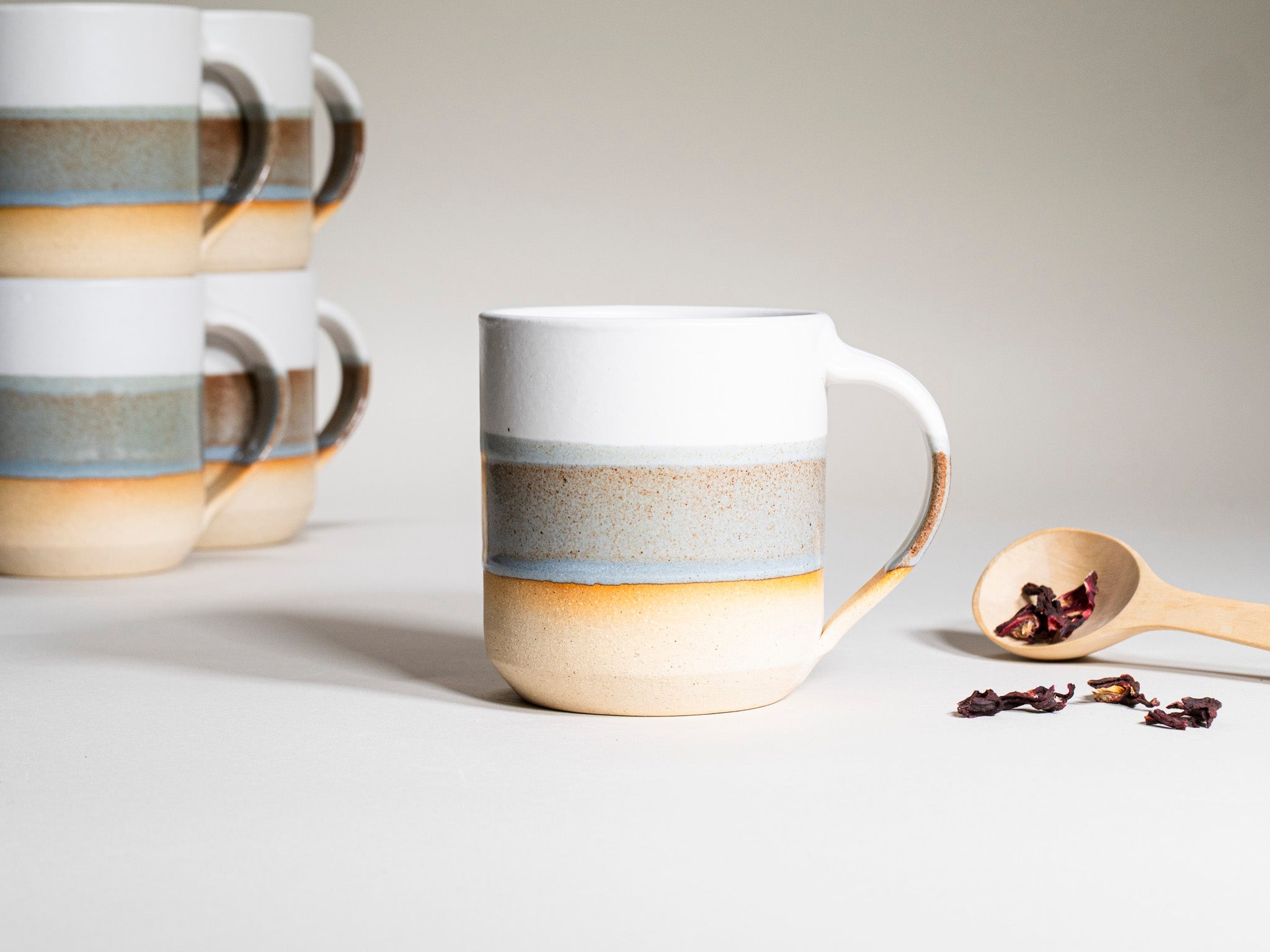 Ceramic Coffee Tea Mug with Handle Brown-Blue White 14 oz Stoneware is a stoneware coffee mug selected for drinkware shoppers, coffee bars, kitchen tableware, gift sets, and cozy beverage routines. Material details include 𝗦 & 𝗗𝗘𝗦𝗜𝗚𝗡: Stoneware Clay: includes lighter and darker tones in the clay. Product details help shoppers compare the item type, style, size, and intended use before purchase.