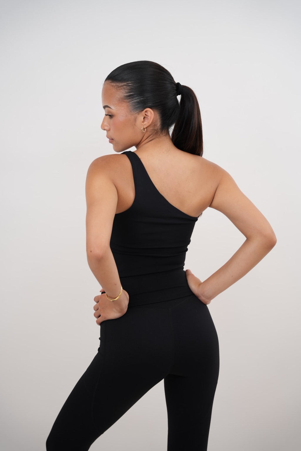 Soy la blusa negra de un solo hombro de Wealthy