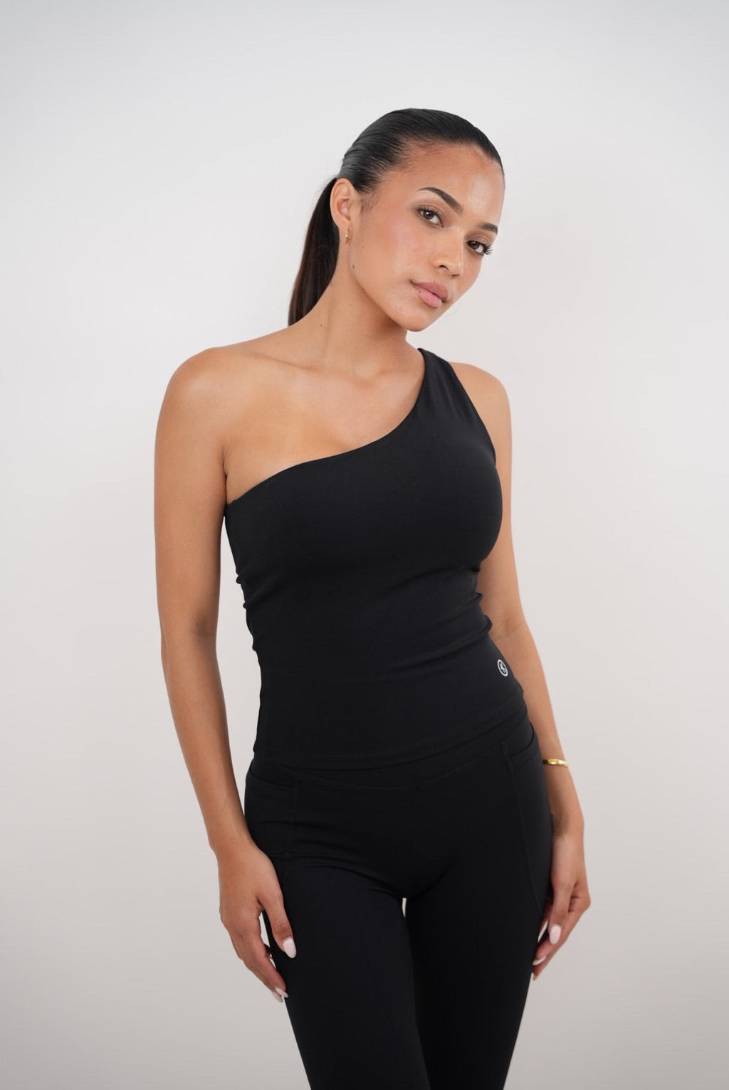 Soy la blusa negra de un solo hombro de Wealthy
