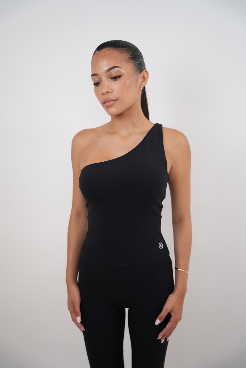 Soy la blusa negra de un solo hombro de Wealthy
