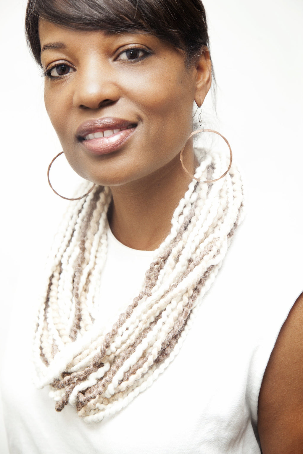 Alpaca scarflaces is an alpaca scarf accessory selected for cozy styling, winter accessories, travel outfits, and giftable fashion finds. This modern minimalist piece is easy to style any time of year. Available color options help shoppers choose the right version from the listing variants.