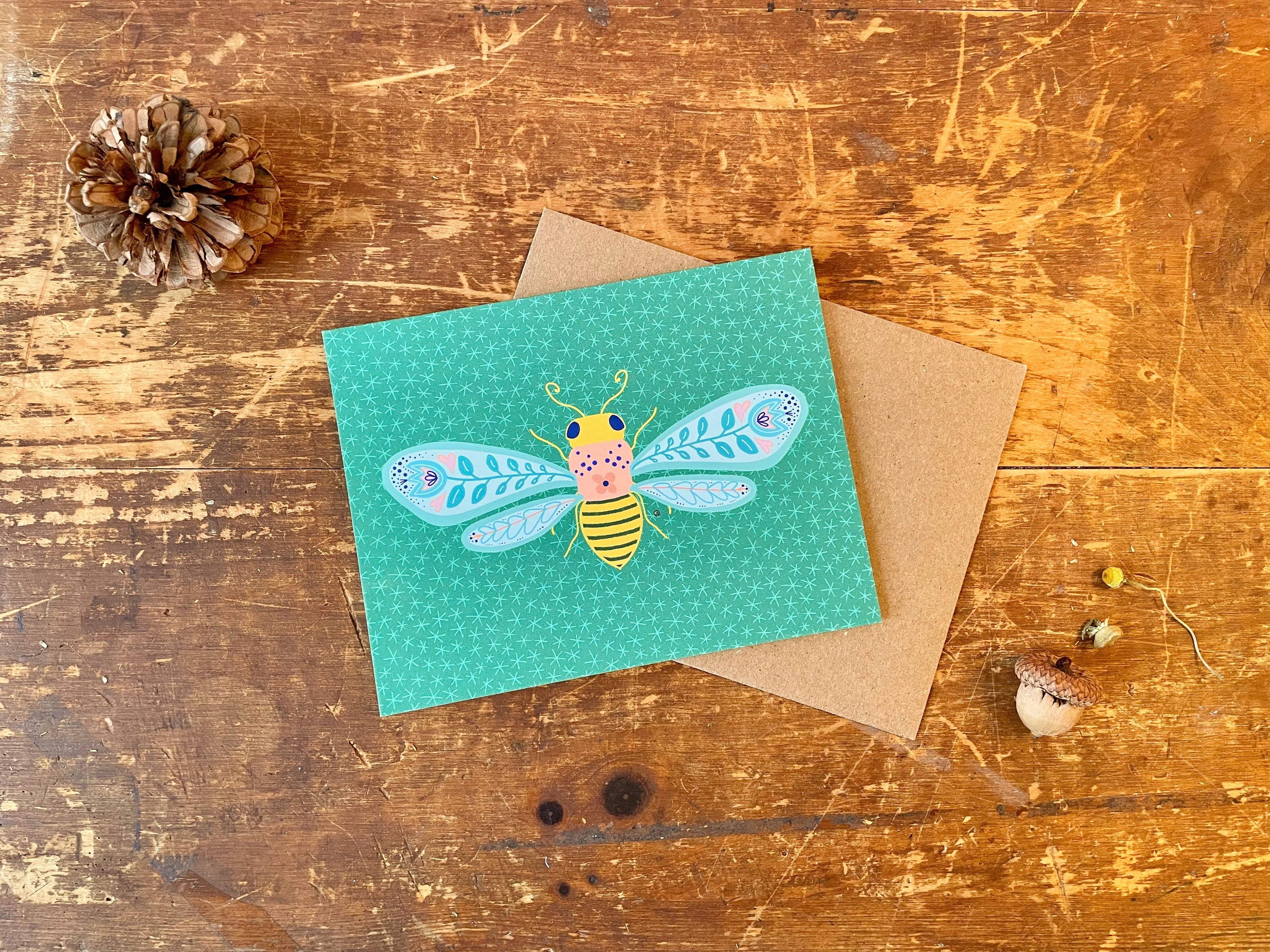 Abeja de arte popular con estrellas verdes - Tarjeta de felicitación ecológica reciclada dibujada a mano + sobre reciclado, interior en blanco (Palabras de amor)