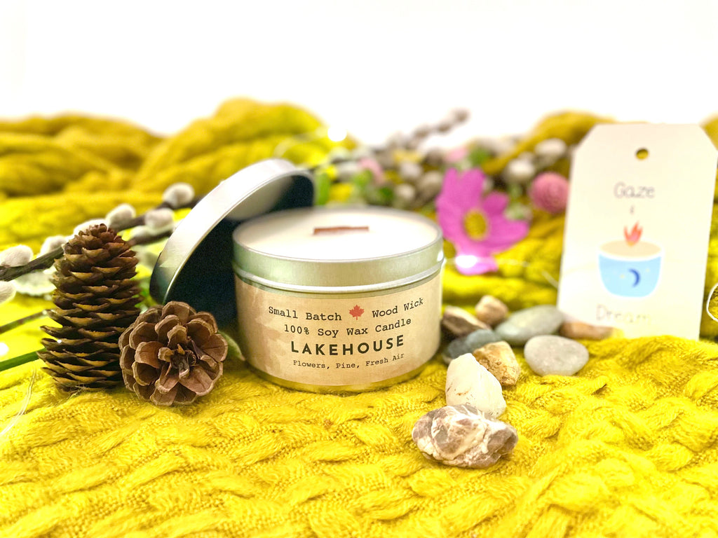 Vela Ecológica de Cera de Soja "Lakehouse" con Mecha Crujiente - Aroma a Flores, Pino y Aire Fresco (Luz Dorada / Crece y Florece)