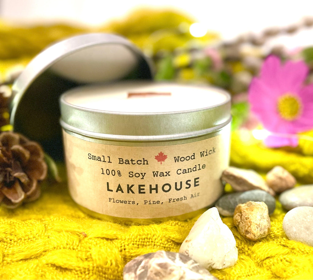 Vela Ecológica de Cera de Soja "Lakehouse" con Mecha Crujiente - Aroma a Flores, Pino y Aire Fresco (Luz Dorada / Crece y Florece)