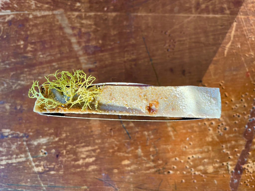 Jabón Artesanal Aromático de Abeto, Madera de Cedro, Naranja y Especias con Ingredientes Silvestres, Naturales y Orgánicos para una Refrescante Experiencia de Spa