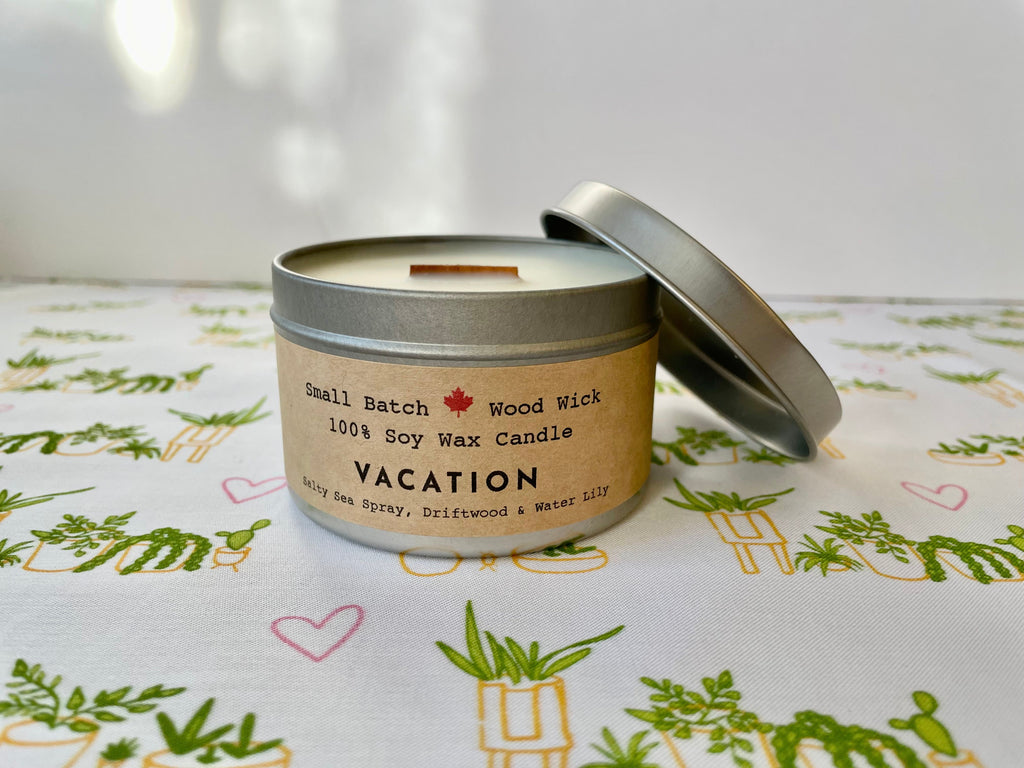 Vela ecológica de cera de soja con pabilo de madera crepitante "Vacaciones" - Aroma a rocío marino, madera flotante y lirio de agua (Golden Light / Grow & Bloom)