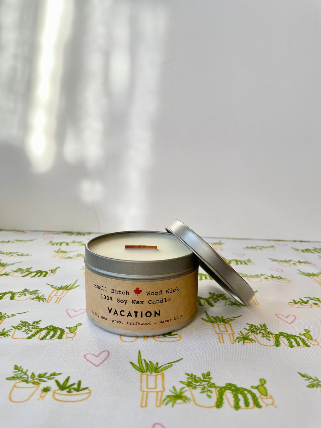 Vela ecológica de cera de soja con pabilo de madera crepitante "Vacaciones" - Aroma a rocío marino, madera flotante y lirio de agua (Golden Light / Grow & Bloom)