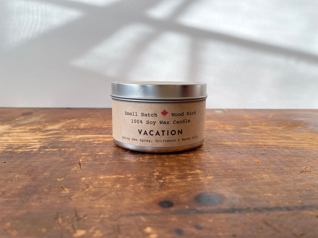 Vela ecológica de cera de soja con pabilo de madera crepitante "Vacaciones" - Aroma a rocío marino, madera flotante y lirio de agua (Golden Light / Grow & Bloom)