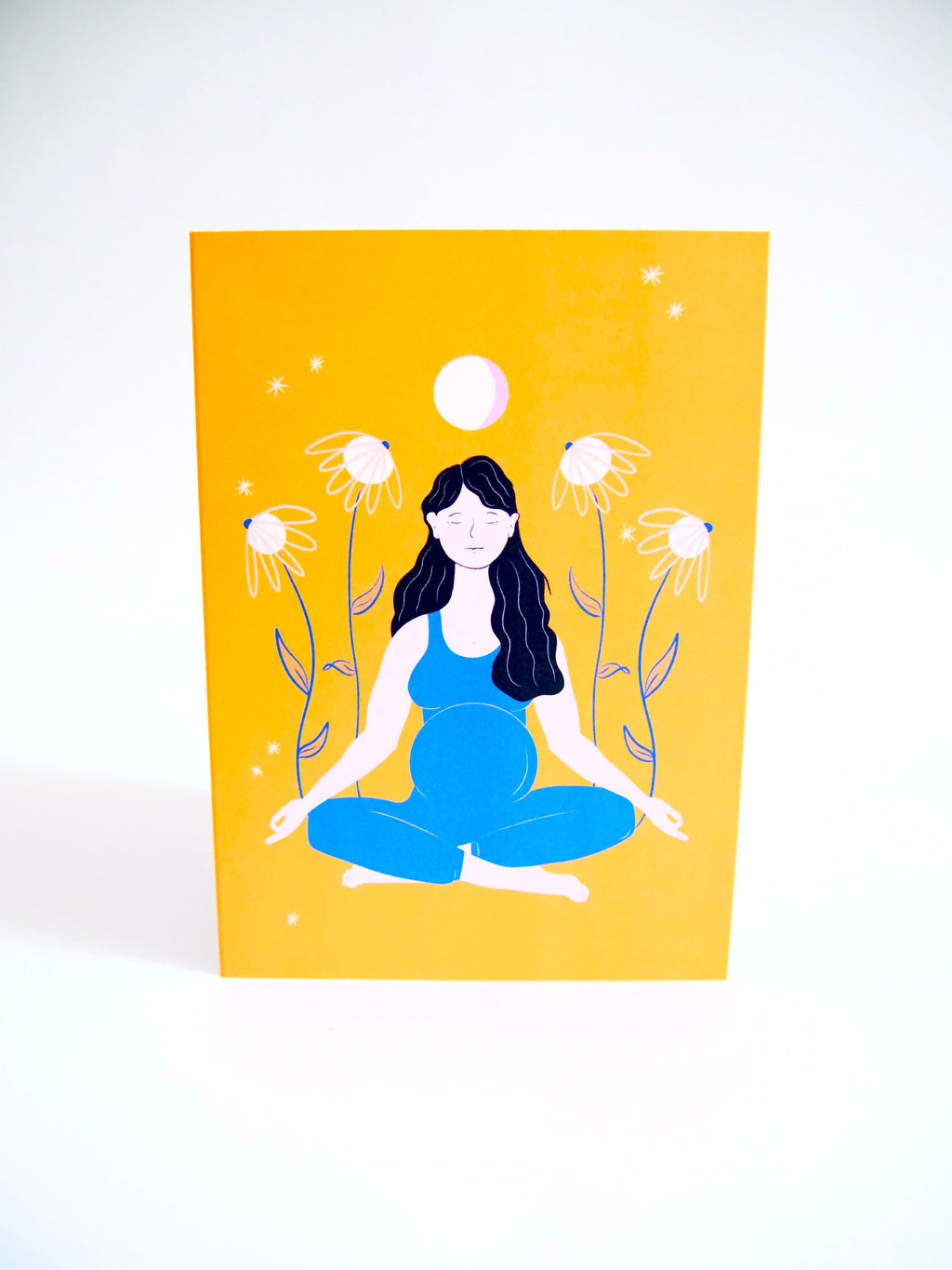 Tarjeta de felicitación ecológica "Mamá meditando" con arte dibujado a mano de persona embarazada en postura de yoga de meditación + sobre reciclado, interior en blanco