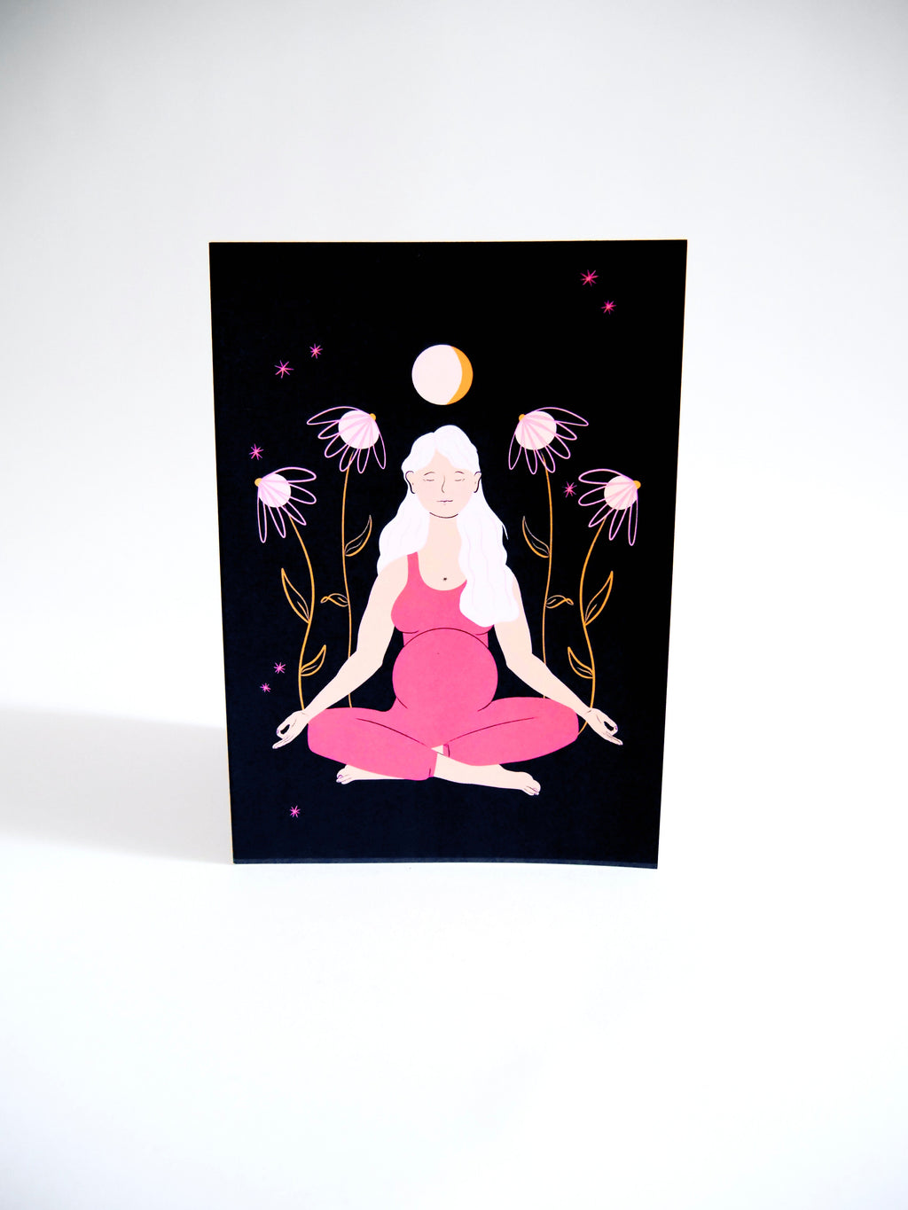 Tarjeta de felicitación ecológica "Mamá meditando" con arte dibujado a mano de persona embarazada en postura de yoga de meditación + sobre reciclado, interior en blanco