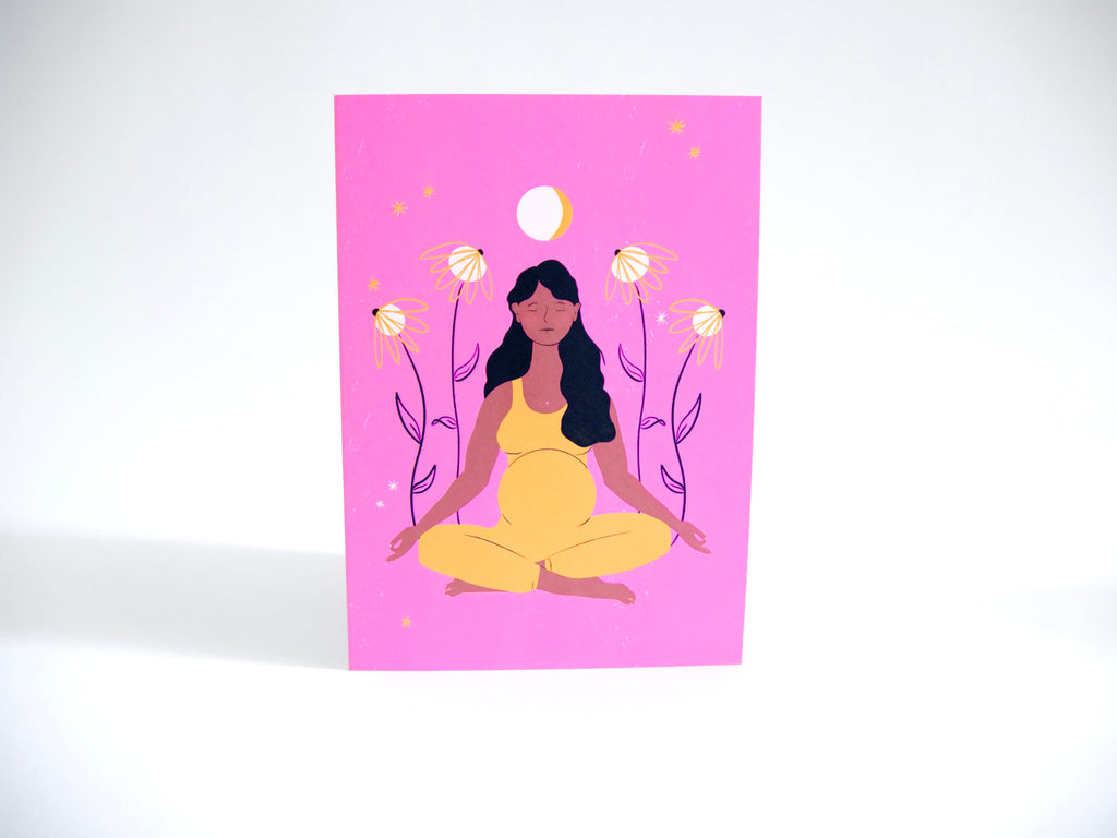 Tarjeta de felicitación ecológica "Mamá meditando" con arte dibujado a mano de persona embarazada en postura de yoga de meditación + sobre reciclado, interior en blanco