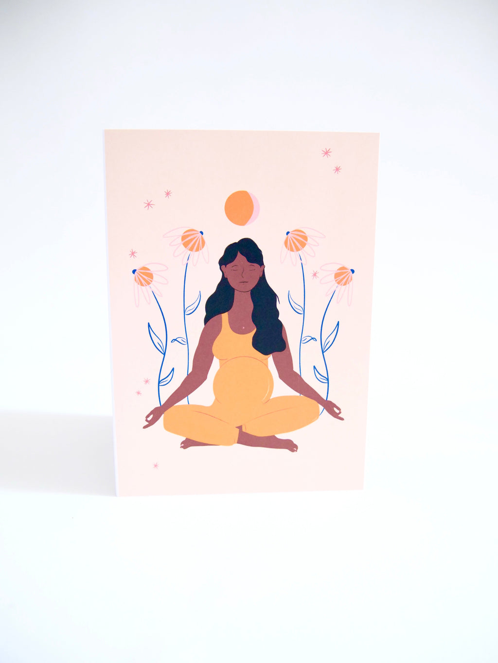 Tarjeta de felicitación ecológica "Mamá meditando" con arte dibujado a mano de persona embarazada en postura de yoga de meditación + sobre reciclado, interior en blanco