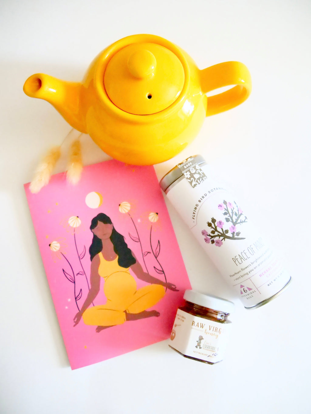 Tarjeta de felicitación ecológica "Mamá meditando" con arte dibujado a mano de persona embarazada en postura de yoga de meditación + sobre reciclado, interior en blanco