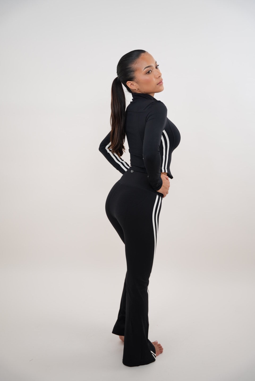 Soy un pantalón acampanado negro motivado
