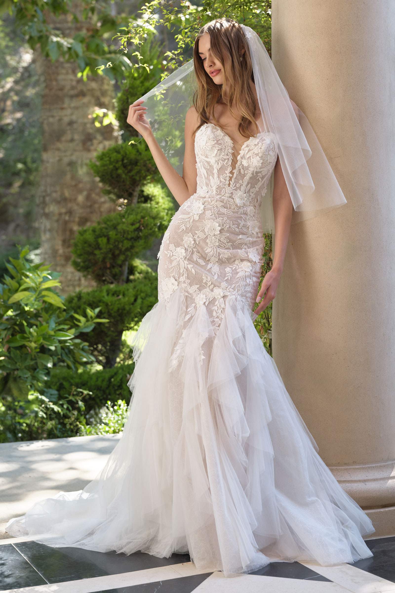 Andrea & Leo WL062 Fit and Flare Strapless Wedding Gown Includes Veil is a giftable product selected for thoughtful gifting, everyday use, display, collections, and home or lifestyle styling. Product details focus on the item type, material style, intended use, and available listing options. A giftable choice for shoppers looking for useful, distinctive, easy-to-display, or easy-to-pair items. Available color and size options help shoppers choose the right version from the listing variants.