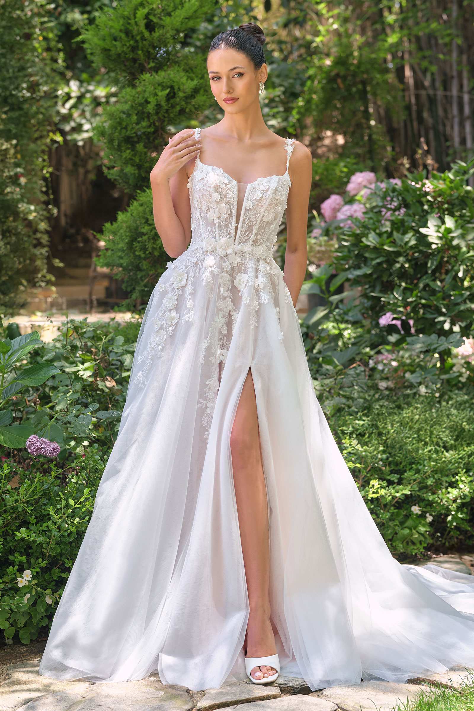 Andrea & Leo WL063 A-Line Wedding Gown Plunging Neckline Floral Straps is a giftable product selected for thoughtful gifting, everyday use, display, collections, and home or lifestyle styling. Product details focus on the item type, material style, intended use, and available listing options. A giftable choice for shoppers looking for useful, distinctive, easy-to-display, or easy-to-pair items. Available color and size options help shoppers choose the right version from the listing variants.