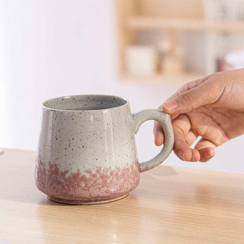 Taza de café de cerámica transformada con horno retro