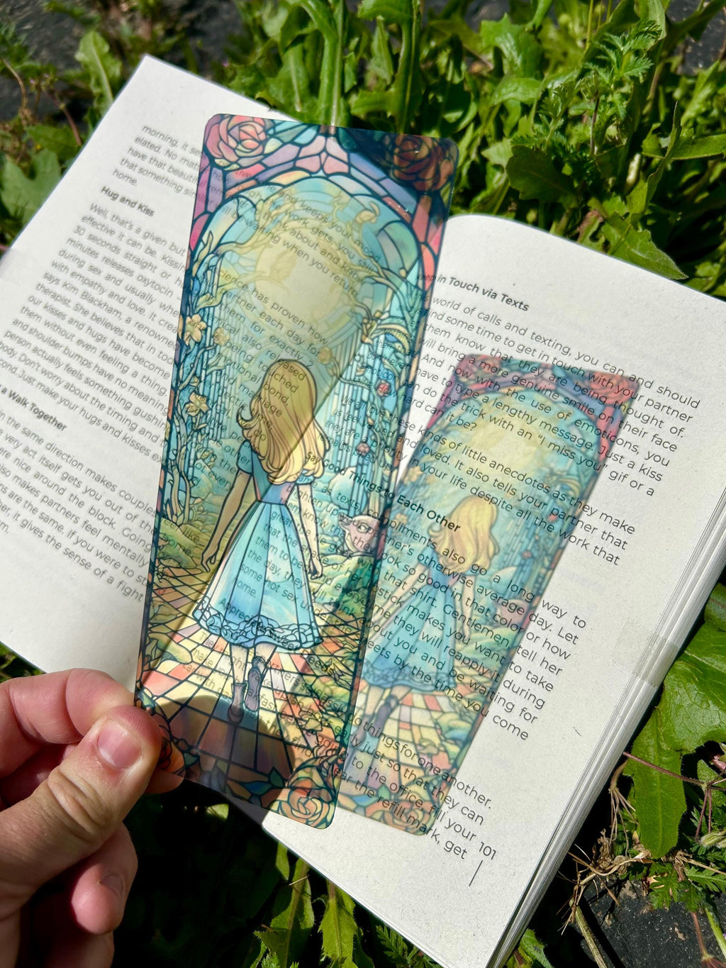 Alice in Wonderland Stained Glass Bookmark – Whimsical Fairy Tale Art, Enchanting Wonderland Adventure is a decorative bookmark made for readers, book lovers, collectors, book clubs, and giftable literary moments. It is designed as a reading accessory for books, journals, planners, and cozy reader gifts.