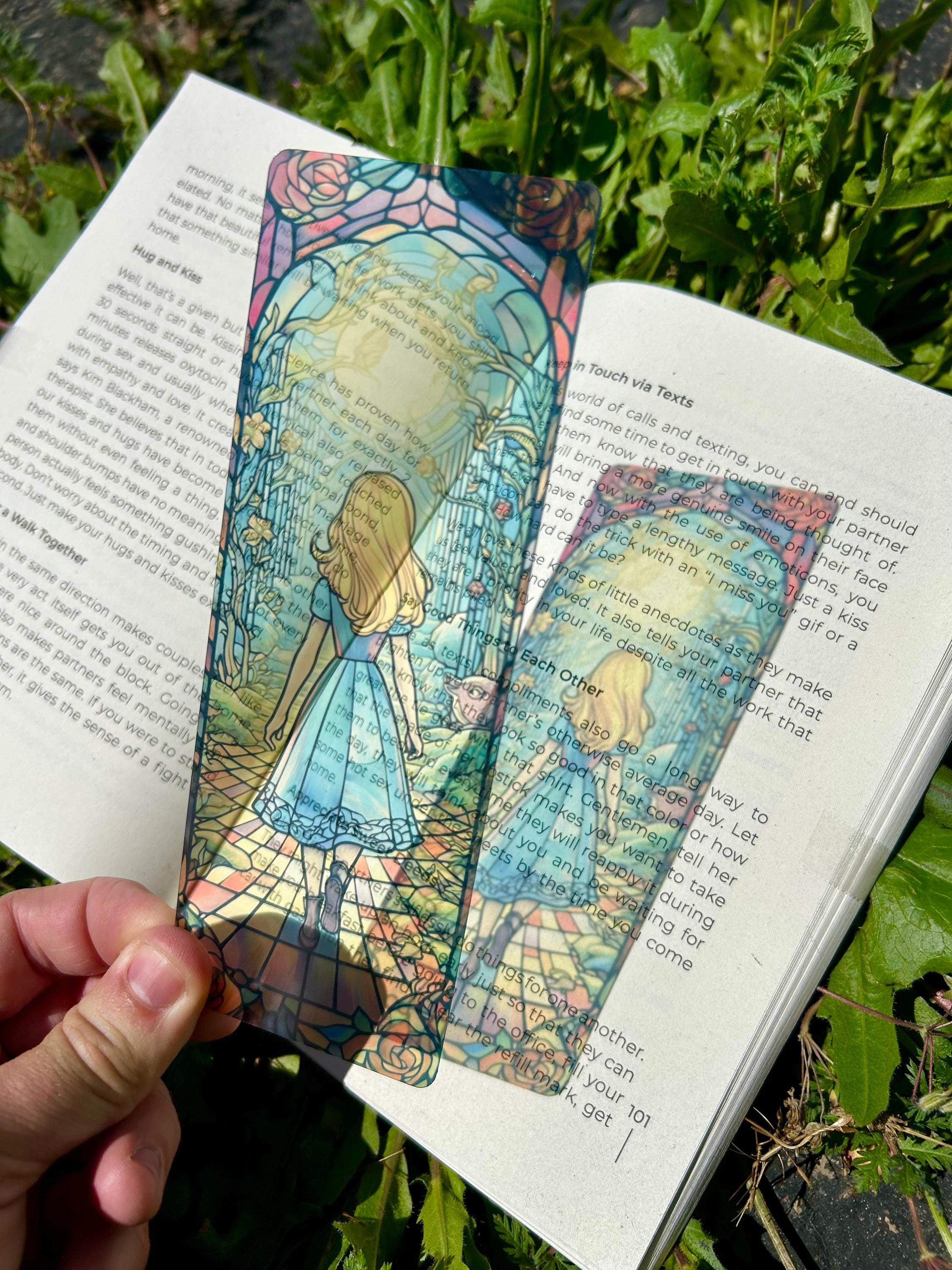 Alice in Wonderland Stained Glass Bookmark – Whimsical Fairy Tale Art, Enchanting Wonderland Adventure is a decorative bookmark made for readers, book lovers, collectors, book clubs, and giftable literary moments. It is designed as a reading accessory for books, journals, planners, and cozy reader gifts.