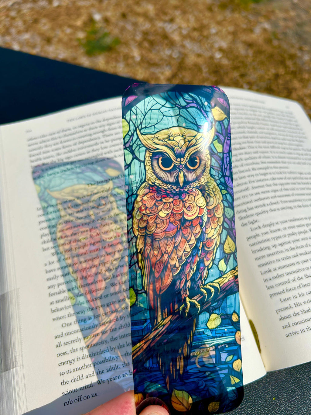 Stained Glass Owl Bookmark – Vibrant Forest Owl in Hollow Tree | Nature-Inspired Bookmark for Readers & Wildlife Lovers is a decorative bookmark made for readers, book lovers, collectors, book clubs, and giftable literary moments. It is designed as a reading accessory for books, journals, planners, and cozy reader gifts.