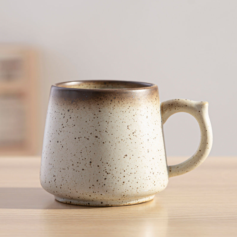 Taza de café de cerámica transformada con horno retro