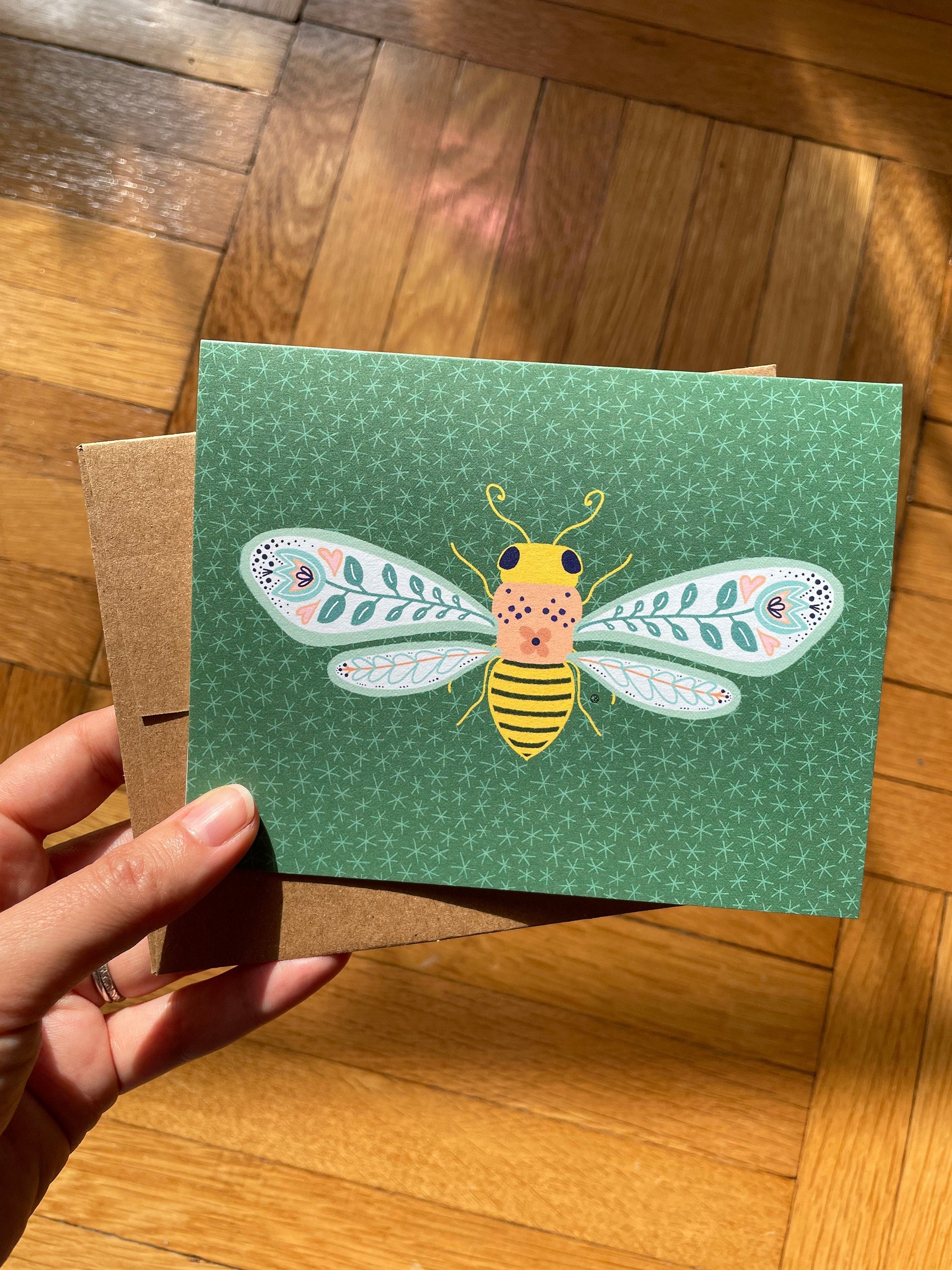 Abeja de arte popular con estrellas verdes - Tarjeta de felicitación ecológica reciclada dibujada a mano + sobre reciclado, interior en blanco (Palabras de amor)