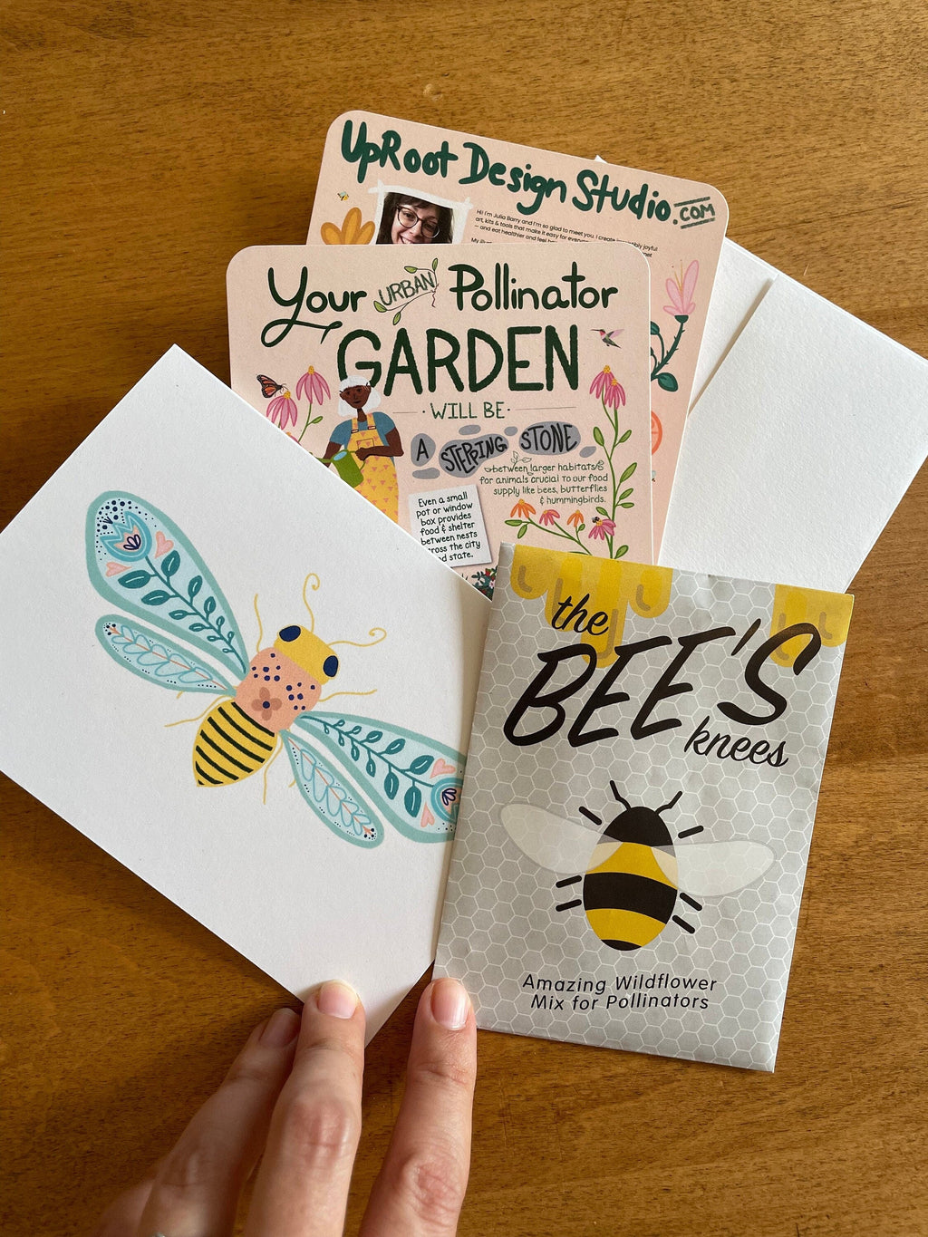 Kit de bienvenida para jardín de abejas de flores silvestres con semillas no transgénicas, hojas informativas y tarjeta de felicitación de arte popular con arte de abeja dibujado a mano (Celebra a los polinizadores)