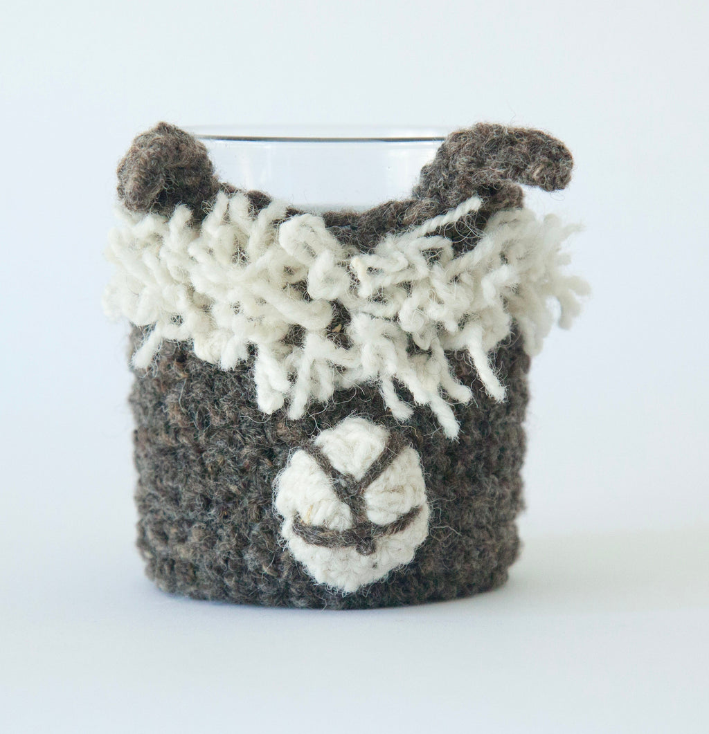 Crochet Llama Cup Koozie is a crochet cup koozie selected for coffee drinkers, tea lovers, cozy desk accessories, and giftable beverage moments. Keeping your cup warm in the winter makes drinking so happy! Available color options help shoppers choose the right version from the listing variants.