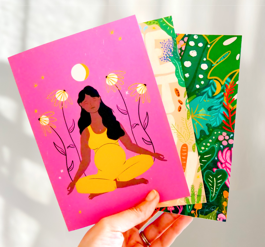 Tarjeta de felicitación ecológica "Mamá meditando" con arte dibujado a mano de persona embarazada en postura de yoga de meditación + sobre reciclado, interior en blanco